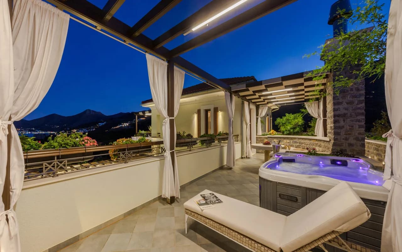 Sophisticated Villa with Outdoor Jacuzzi and Fireplace photo 3