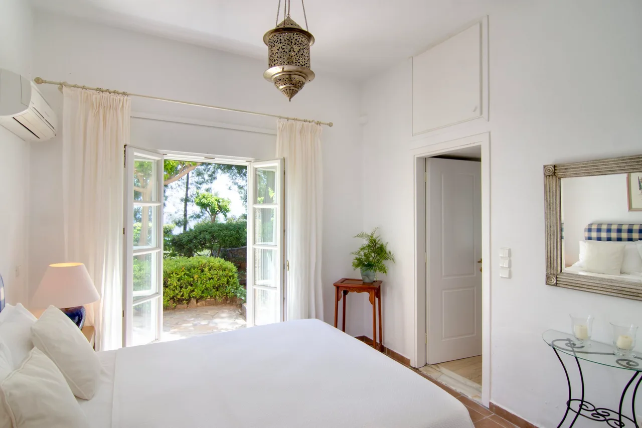 Atmospheric Villa with Private Wooden Dock and Tennis Court photo 4
