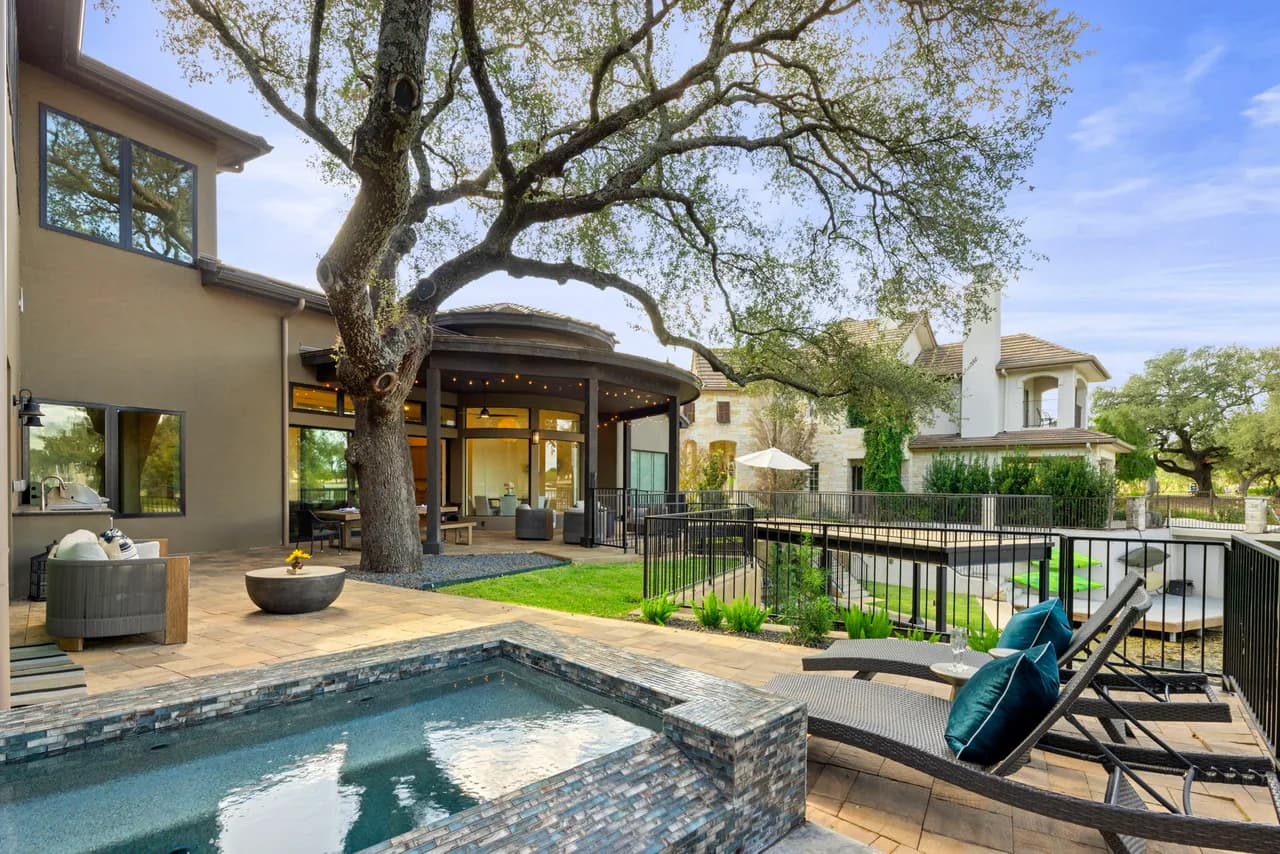 Lakeside Five Bedroom Villa in Horseshoe Bay photo 5