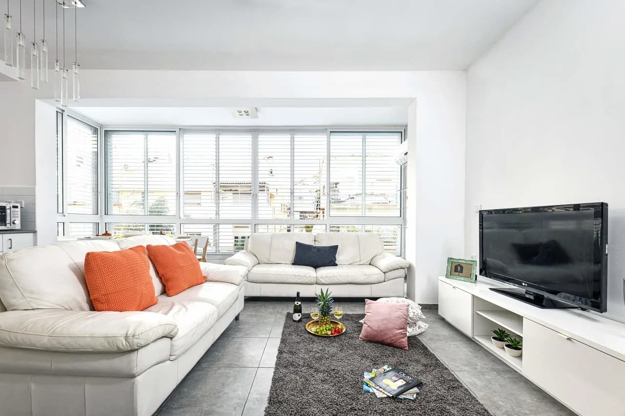 Modern 3 BR Apartment