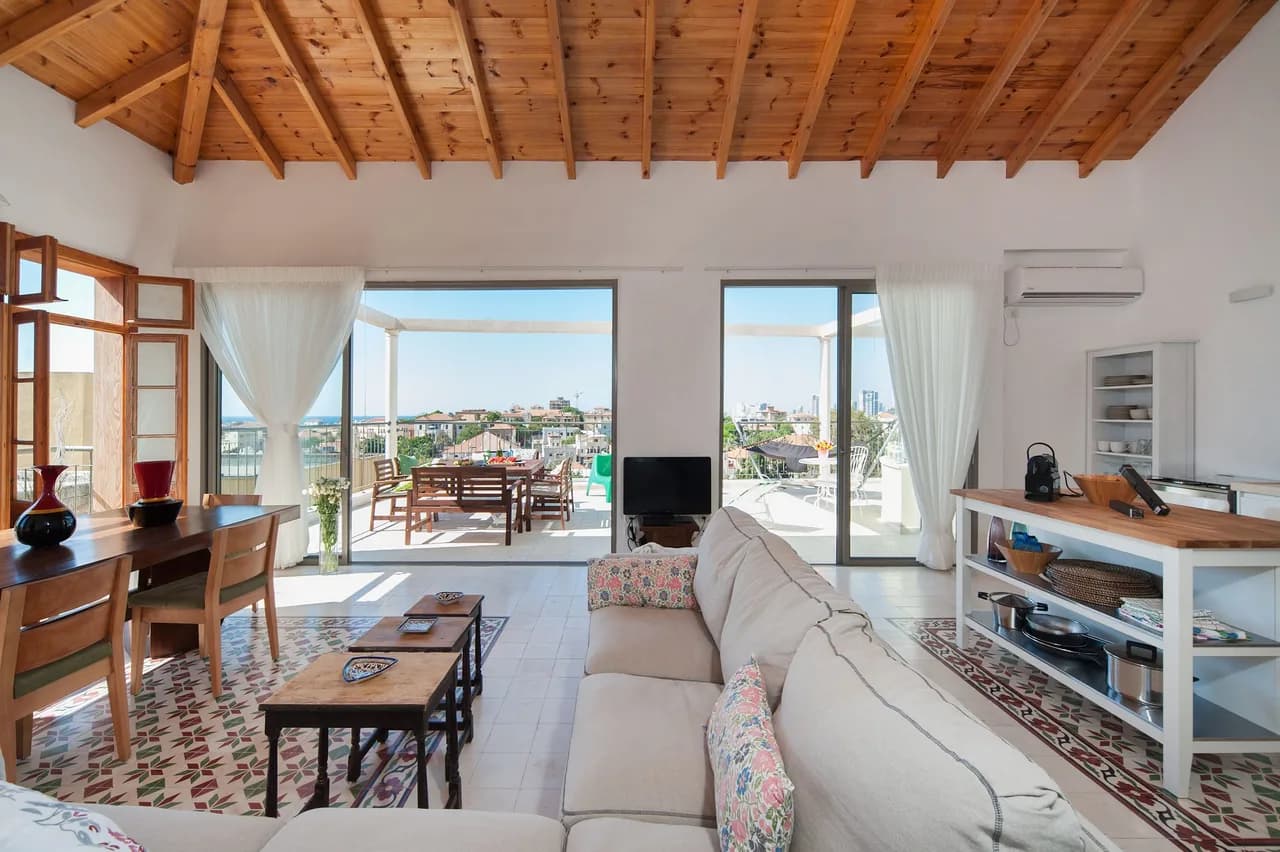 Elegant 5 BR Penthouse With Breathtaking Views photo 5