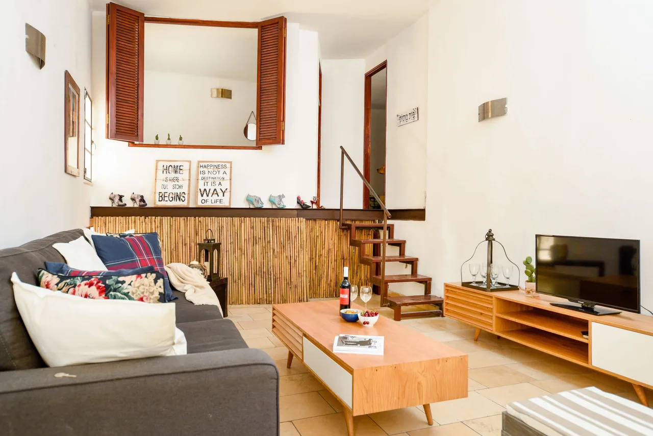 Beautifully Decorated Apartment With Garden Area