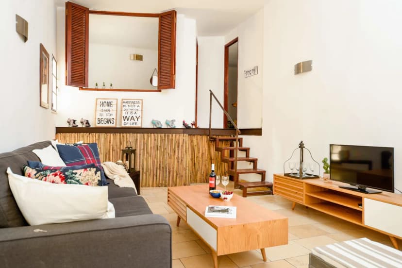 Beautifully Decorated Apartment With Garden Area