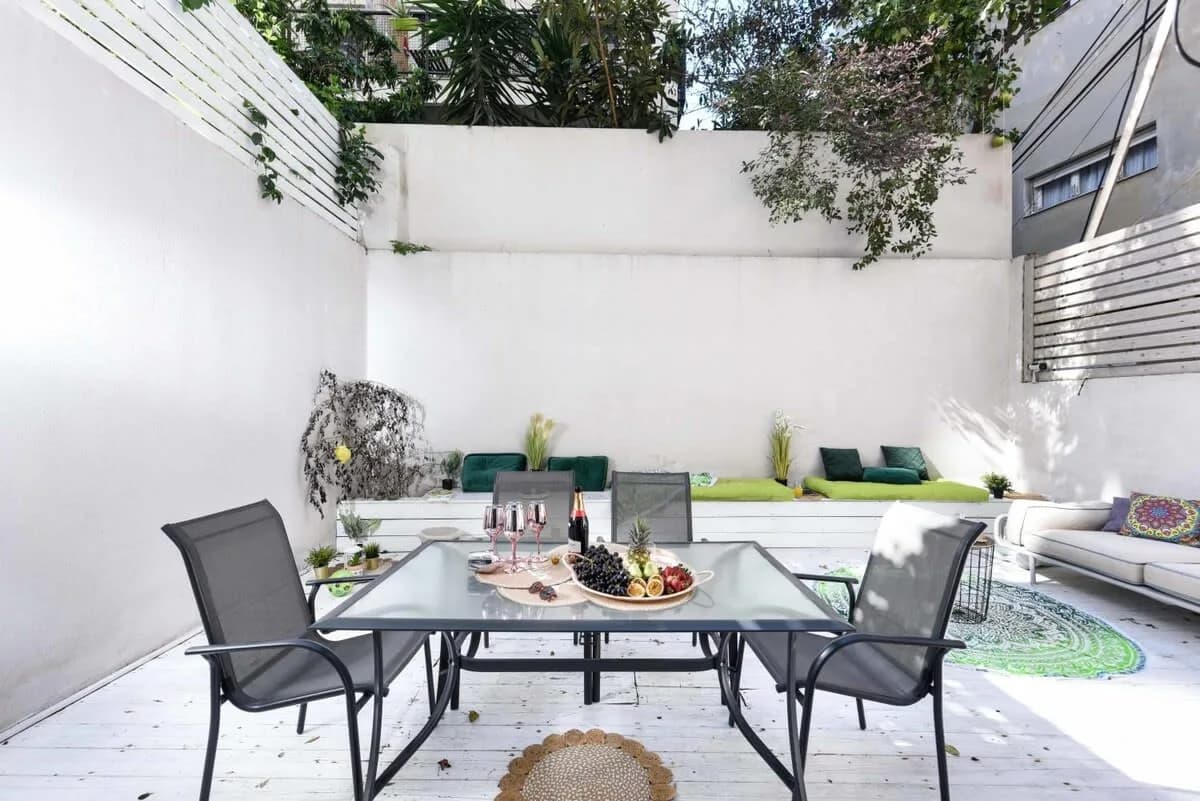 Deluxe Apartment With Private Outdoor Space photo 4