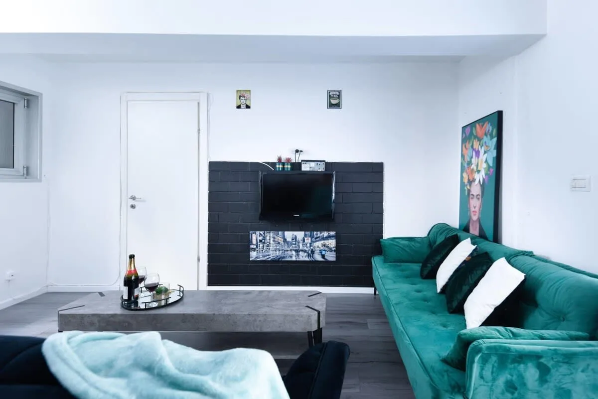 Deluxe Apartment With Private Outdoor Space photo 5