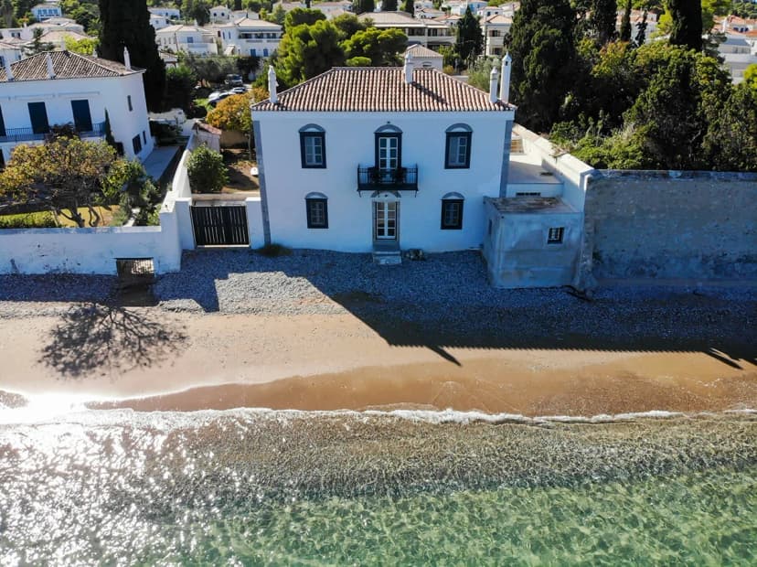 Fine Jewel Villa set on the Beach