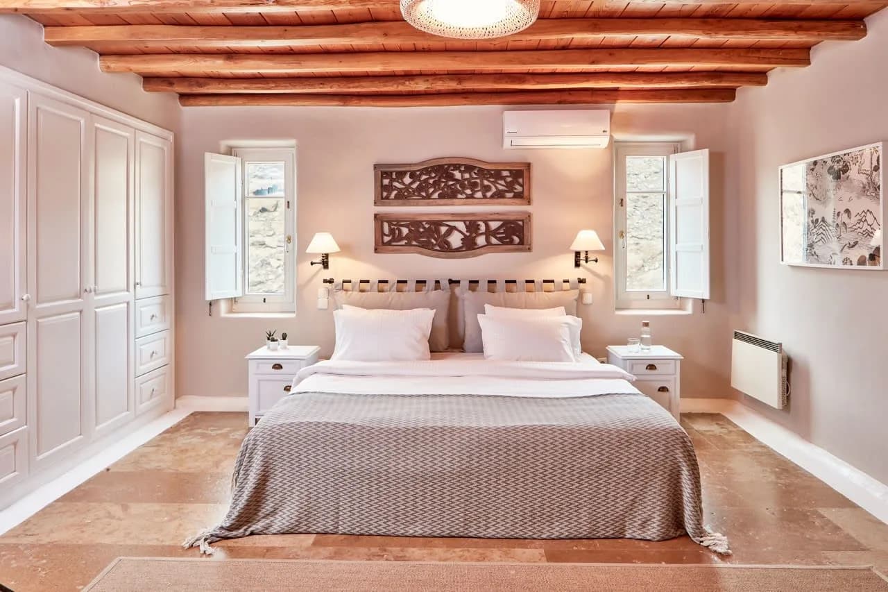 Luxurious Villa With Elegant Architecture And Pool photo 3