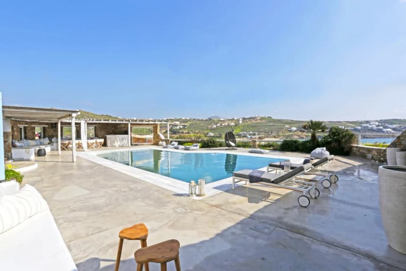 Elegant Villa by Kalo Livadi Beach