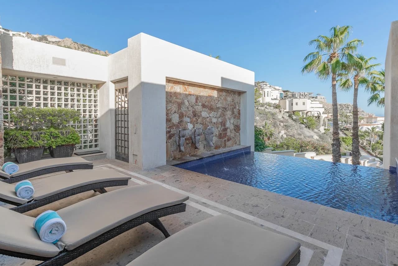 Luxury Villa Walking Distance from Beautiful Beach photo 2