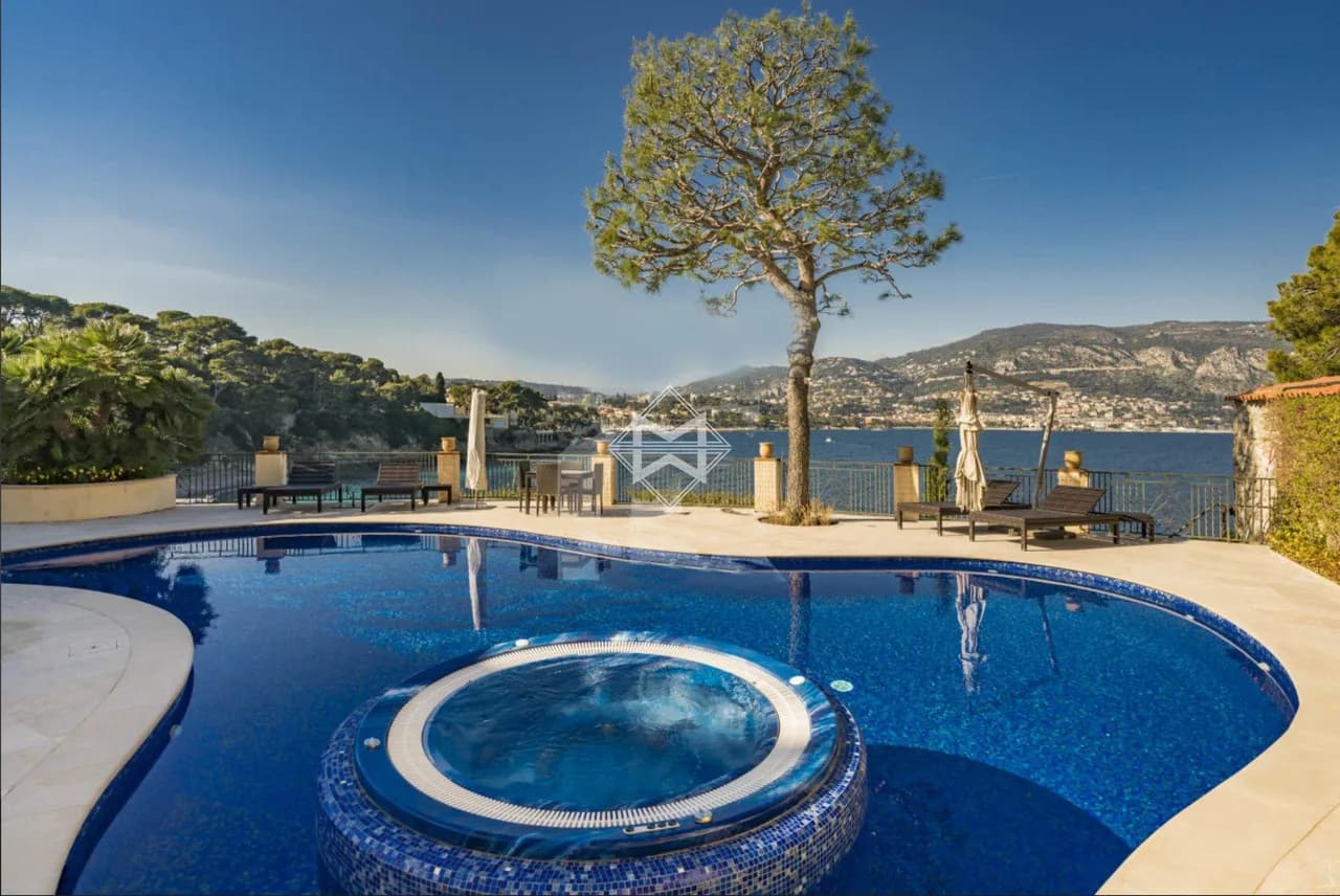 Splendid Waterfront Villa