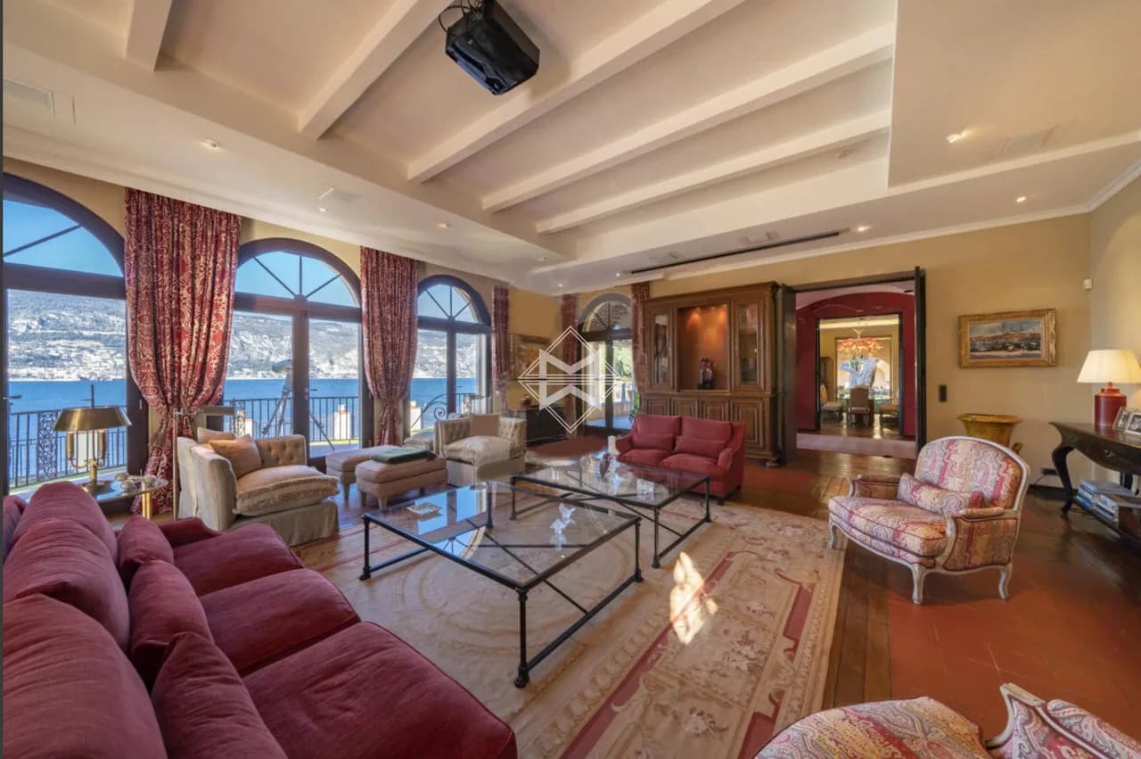 Splendid Waterfront Villa photo 2