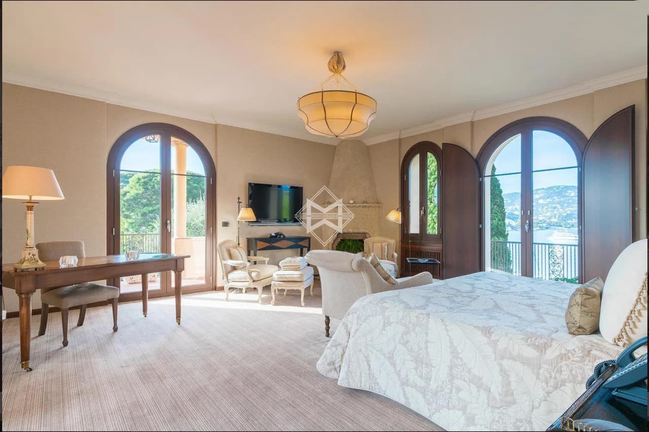Splendid Waterfront Villa photo 3
