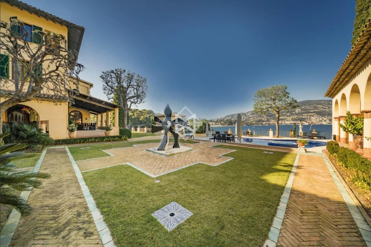 Splendid Waterfront Villa photo 5