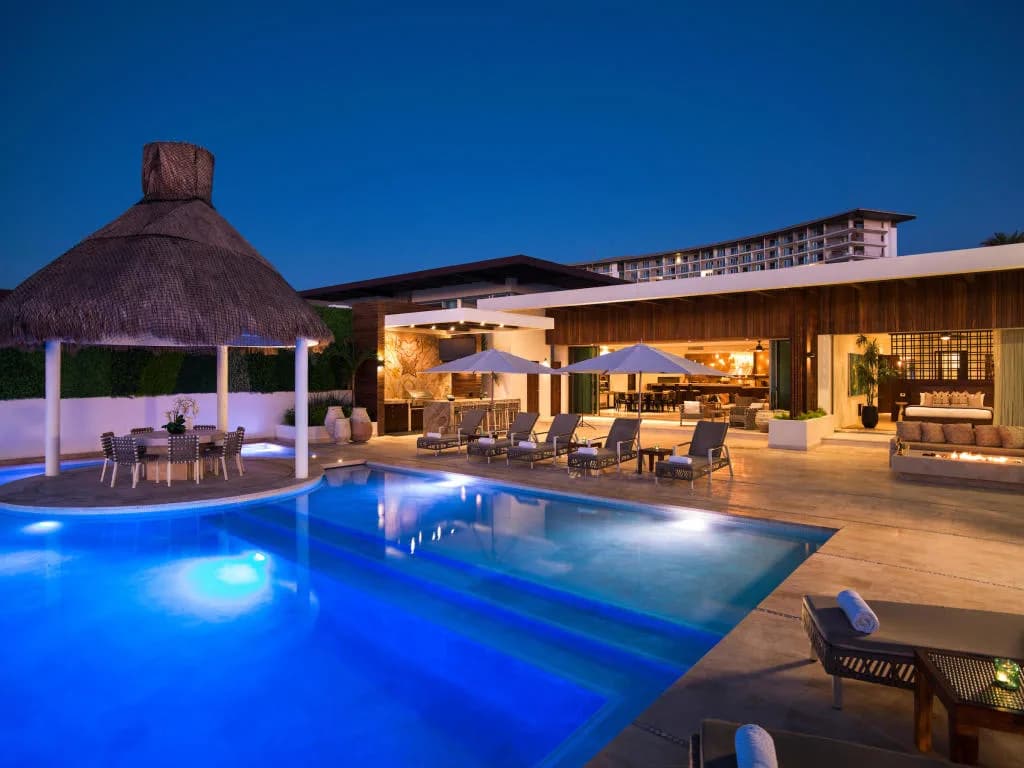 Glorious Beach Villa with Ocean Sunsets photo 3