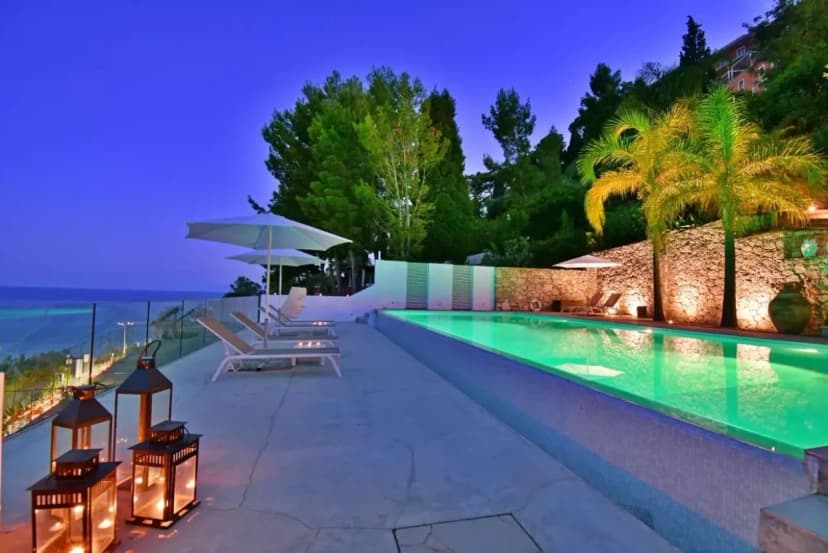 Stunning Villa In A Glorious, Coastal Location