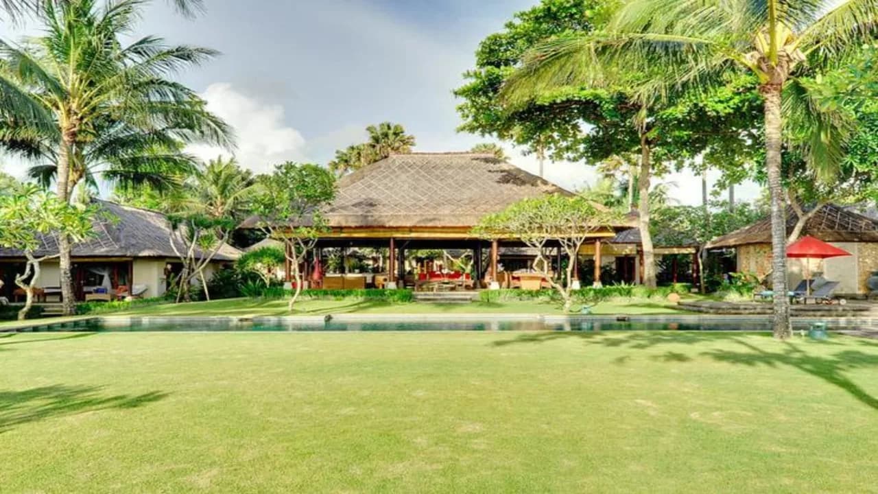 Fantastic 5 BR Villa On The Beachfront photo 4