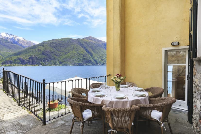 Lovely Waterfront Villa in Lake Como Shores