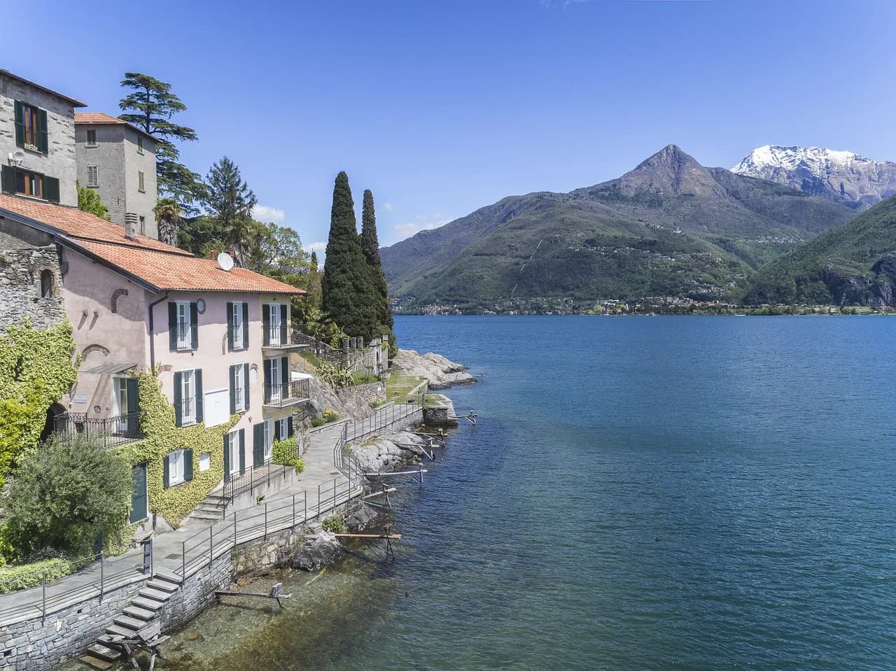 Lovely Waterfront Villa in Lake Como Shores photo 2