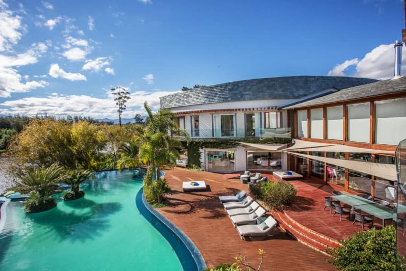 Modern House In Opulent Setting