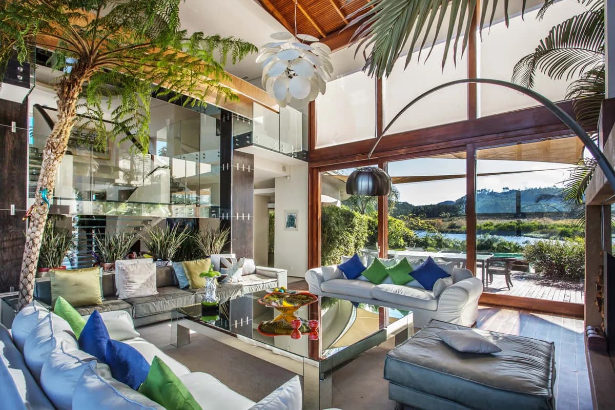 Modern House In Opulent Setting photo 2