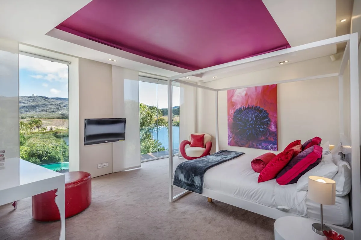 Modern House In Opulent Setting photo 3