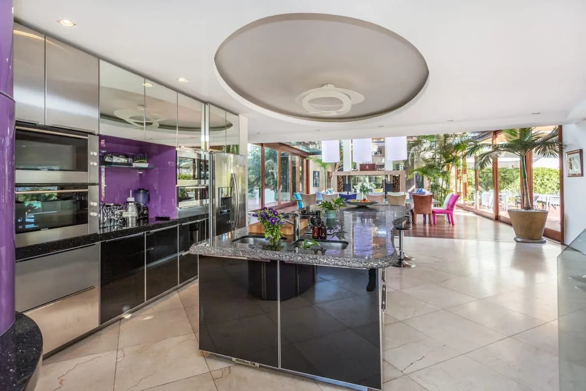 Modern House In Opulent Setting photo 4