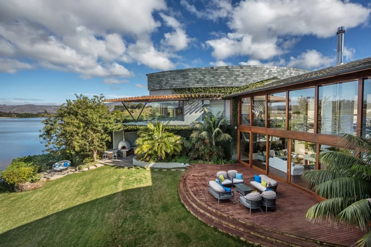 Modern House In Opulent Setting photo 5