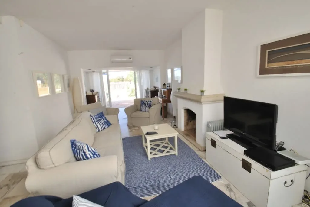 Vibrant Beachfront Villa In Superb Location photo 2