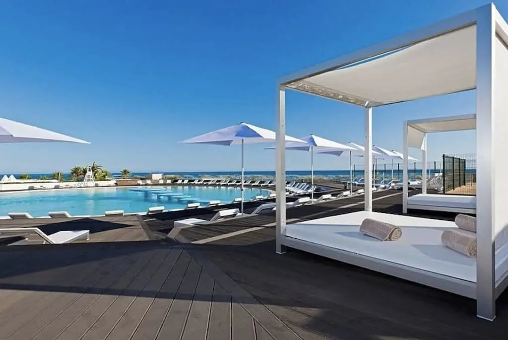 Vibrant Beachfront Villa In Superb Location photo 5