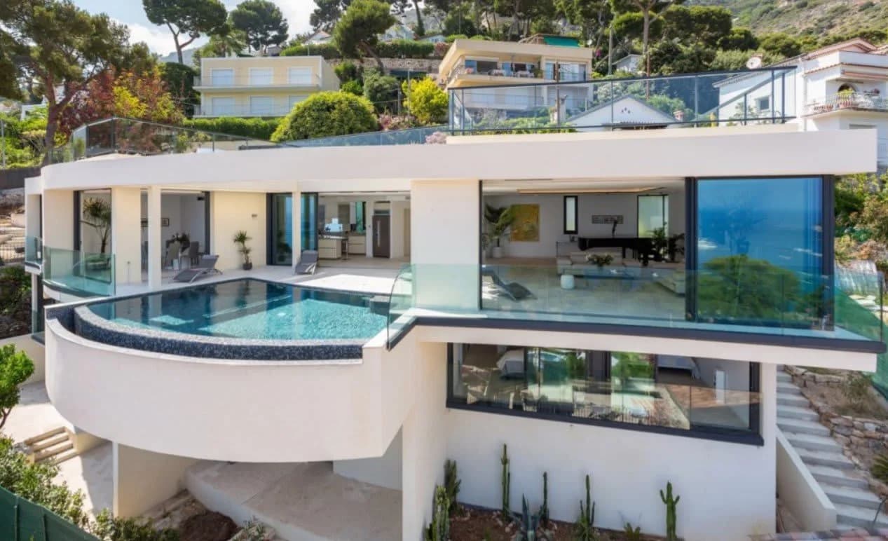 Unique Modern Villa With High Quality Fittings