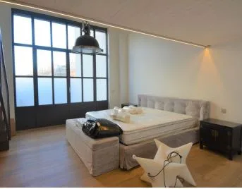Superb Vast Loft With Intriguing Interiors photo 2