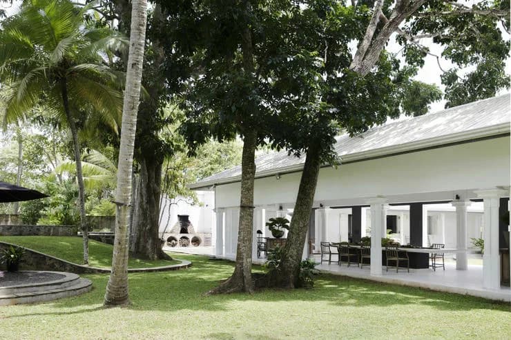 Stunning Villa With Beautiful Gardens photo 4