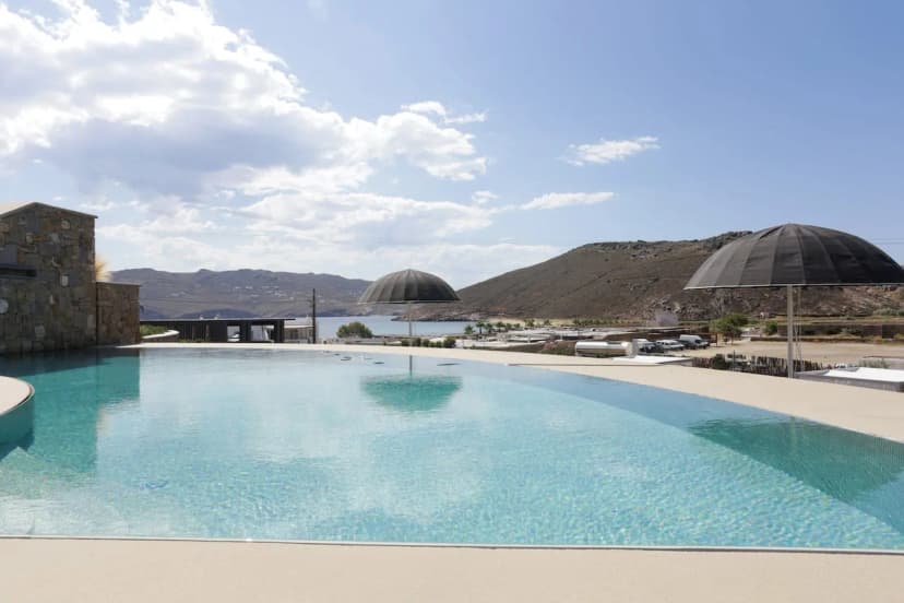 Luxury Villa in Tourlos with Art and Nature