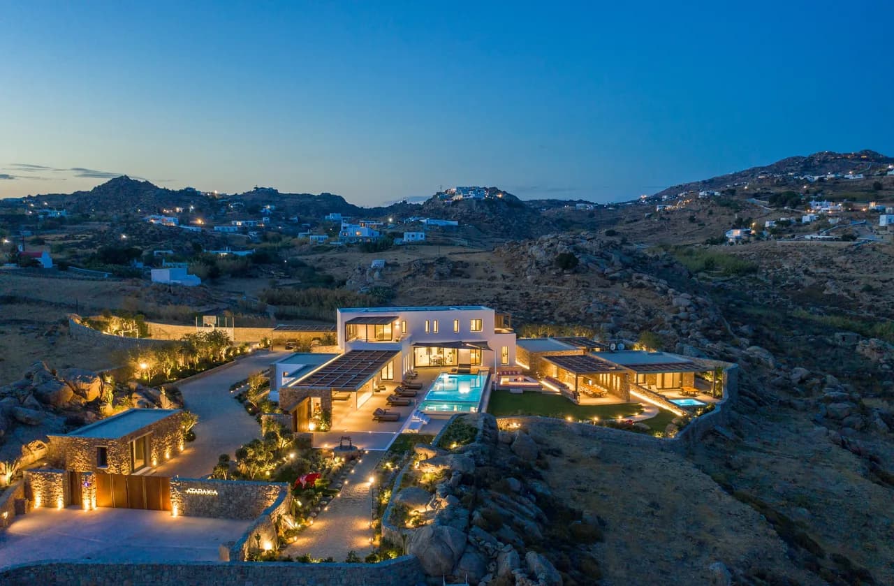 Luxury 7-Suite Villa Overlooking Paradise Beach photo 2