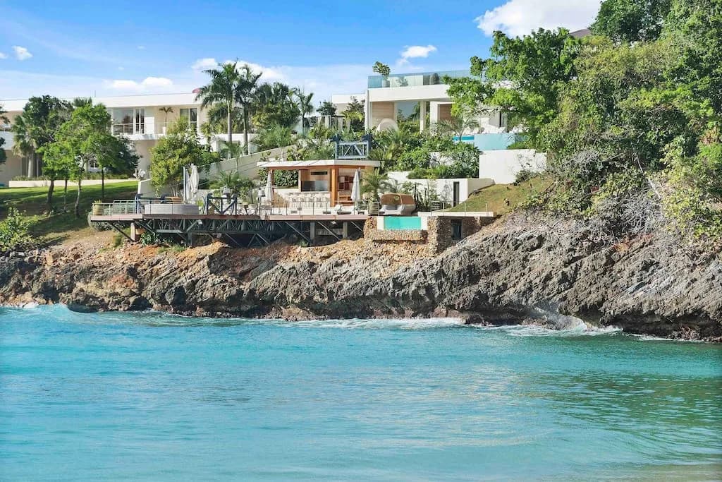 Oceanfront Five-Bedroom Beach House in Samana photo 2