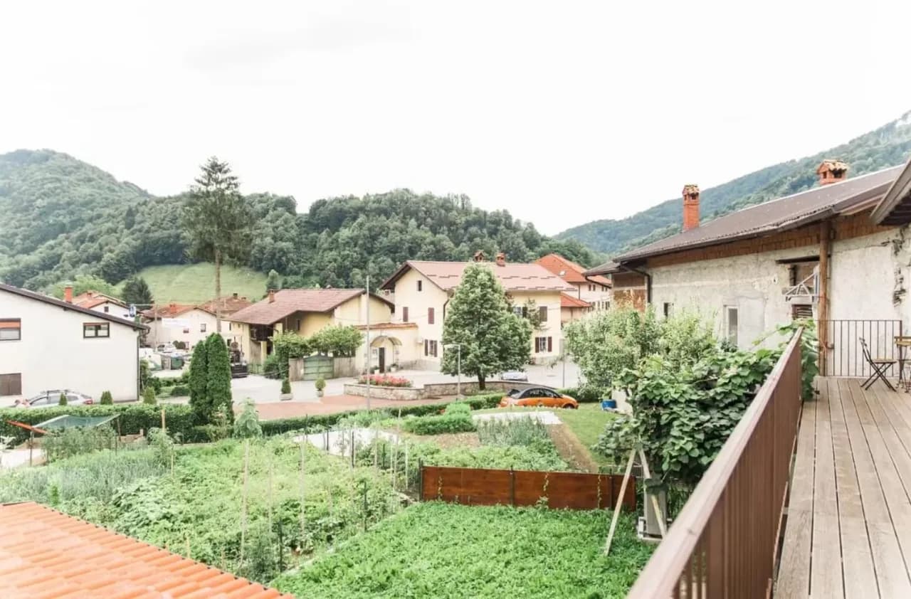 Young Living Flat with Garden in an Ideal Location