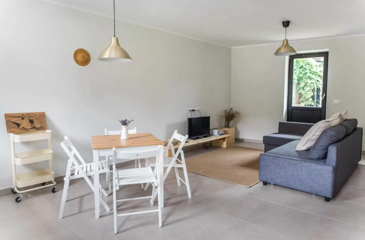 Young Living Flat with Garden in an Ideal Location photo 4