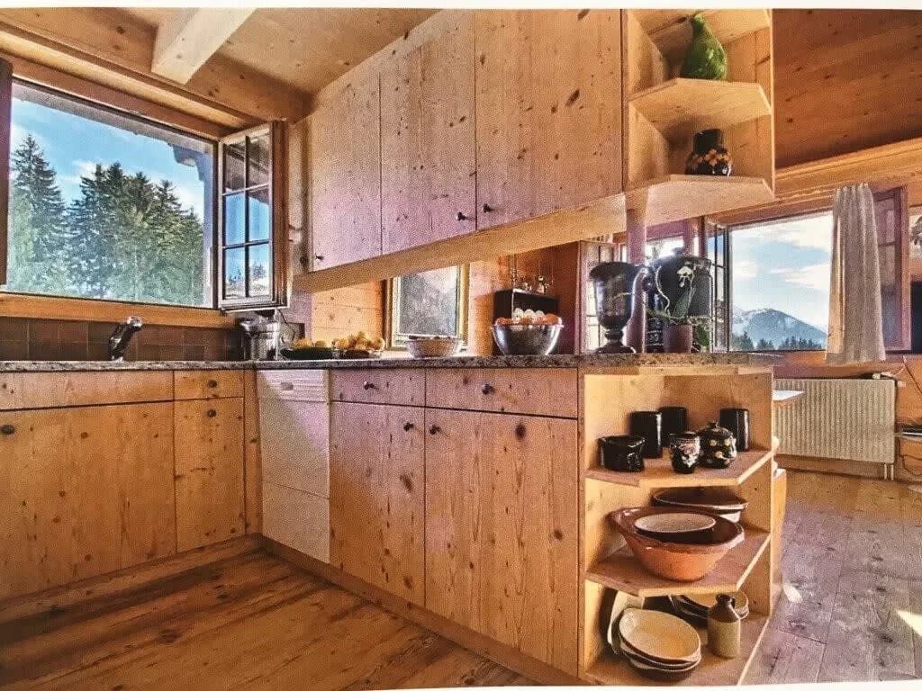 Warm Timbers Flat With Generous Living Area photo 2
