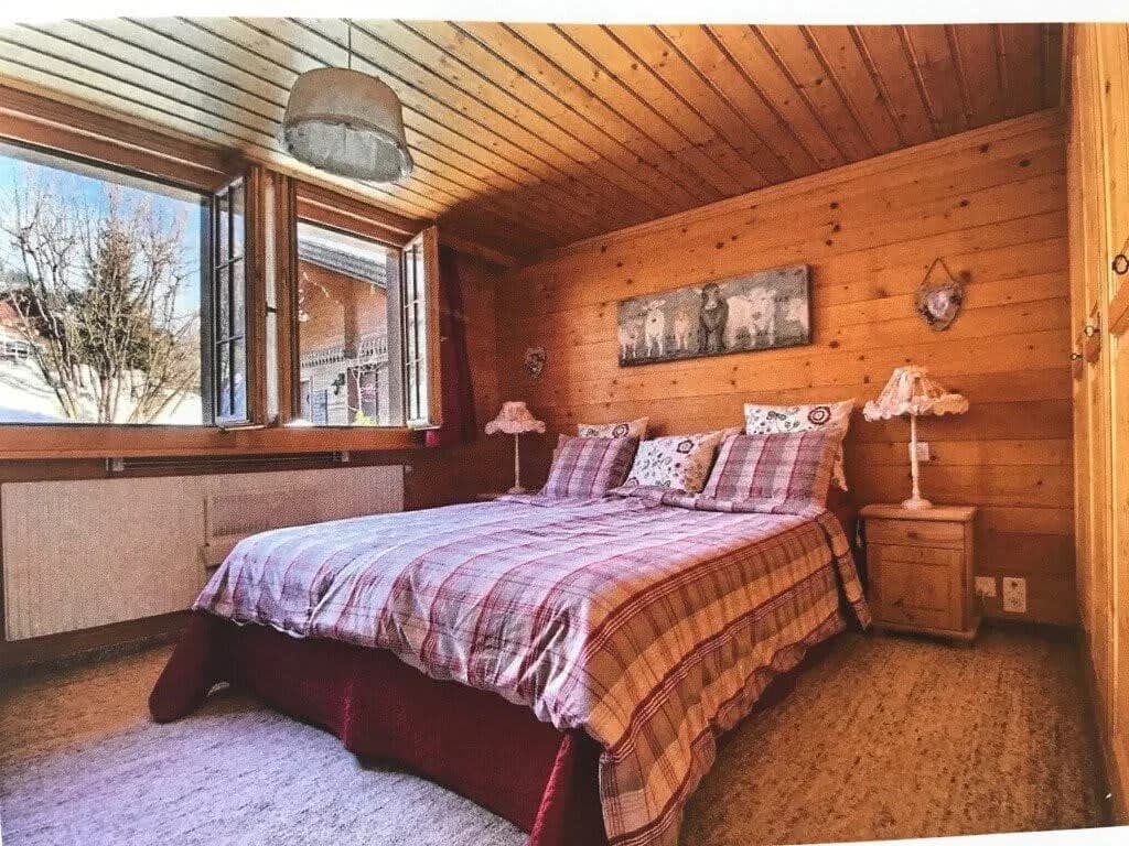 Warm Timbers Flat With Generous Living Area photo 3