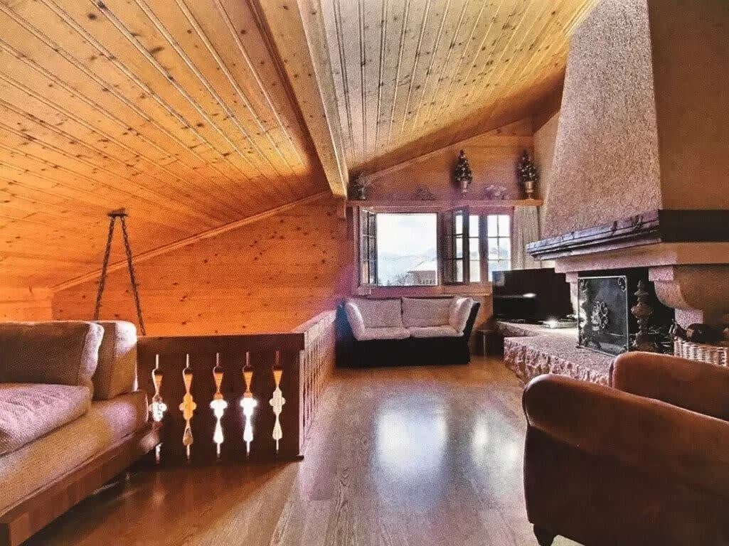 Warm Timbers Flat With Generous Living Area photo 5