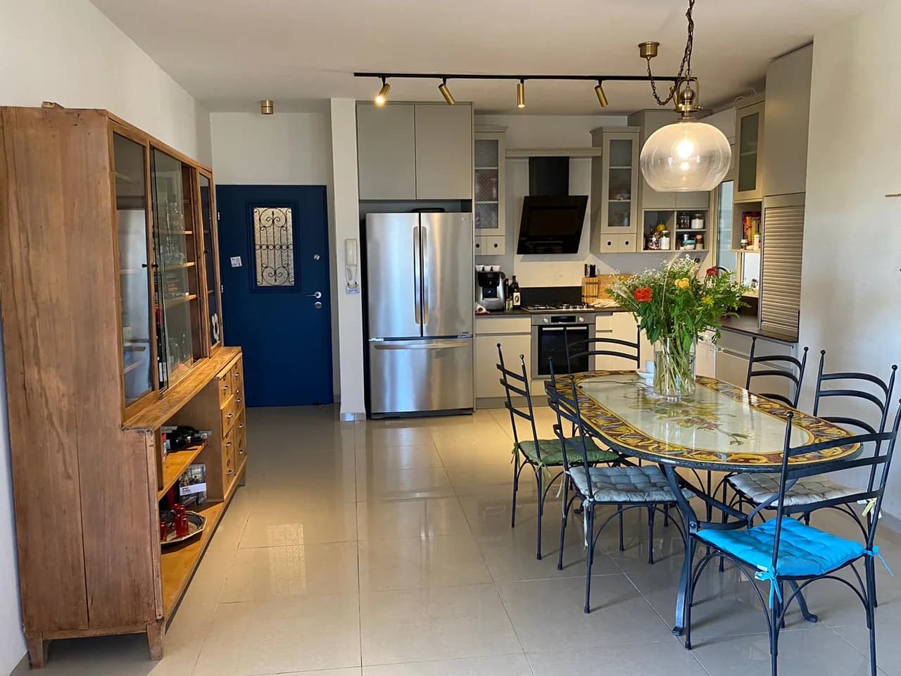 Beautiful 3 BR Penthouse With Blooming Roof Garden photo 4