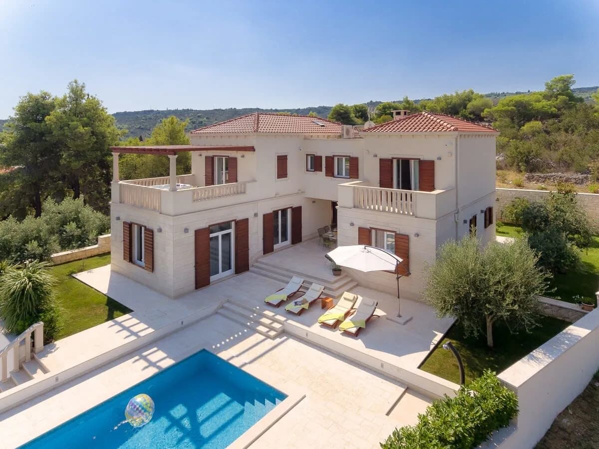 Beautiful 4 BR Villa With Private Pool And Breathtaking Views photo 2