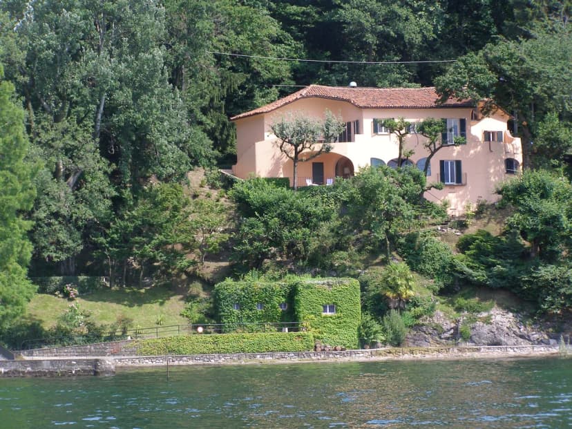 Stunning Lakefront Villa With Amazing Views