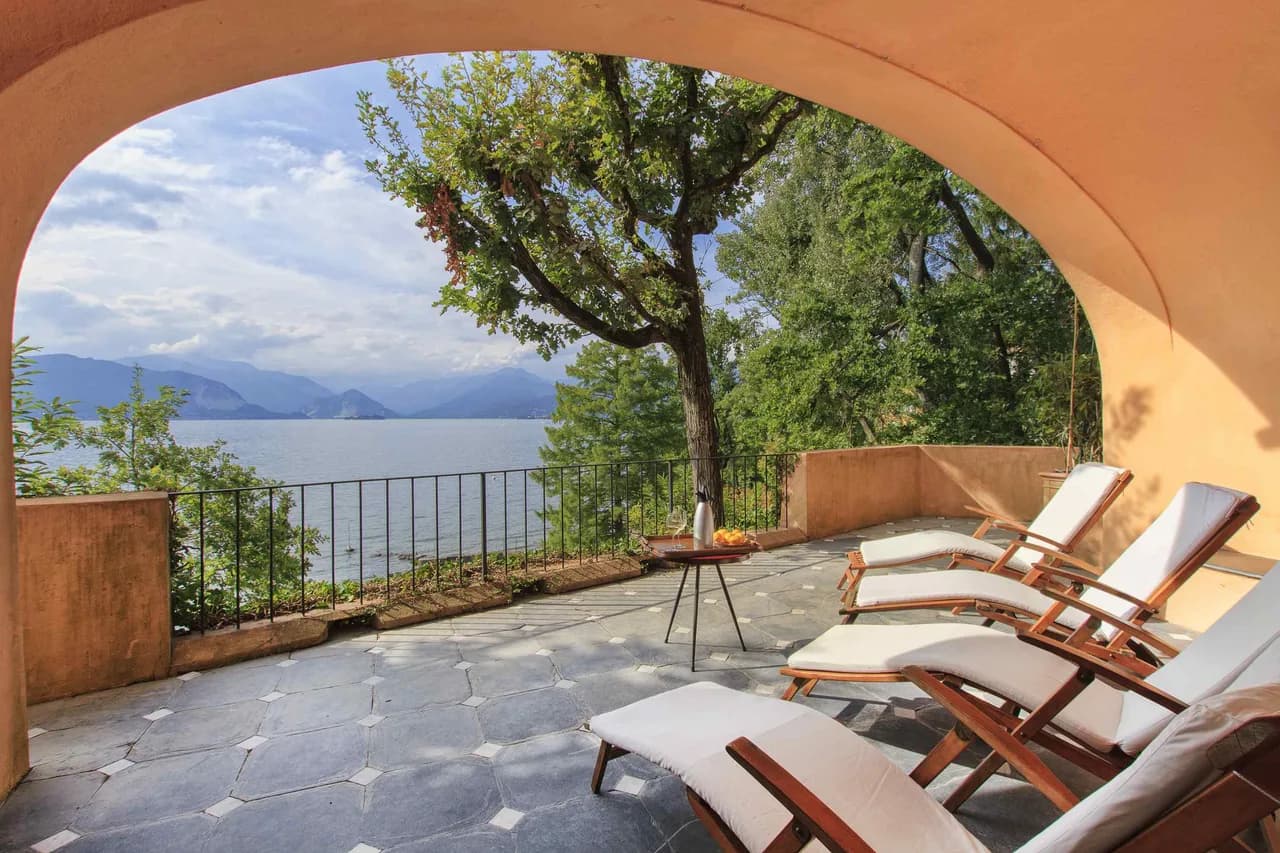 Stunning Lakefront Villa With Amazing Views photo 2
