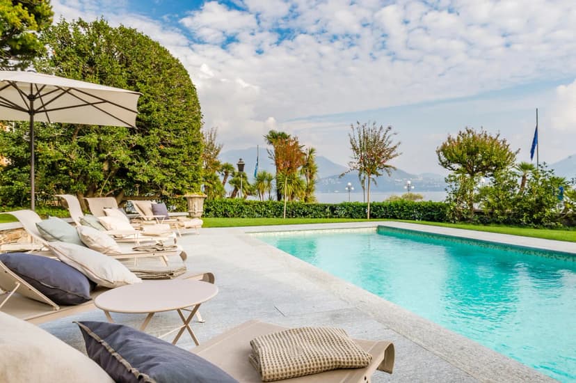 Exclusive Lakeside Villa With Pool And Mediterranean Garden
