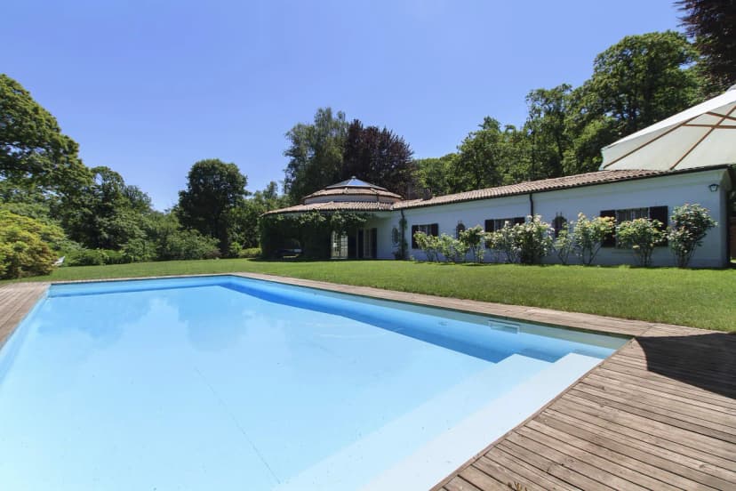 Stylish 6 BR Villa With Pool And Lake Views
