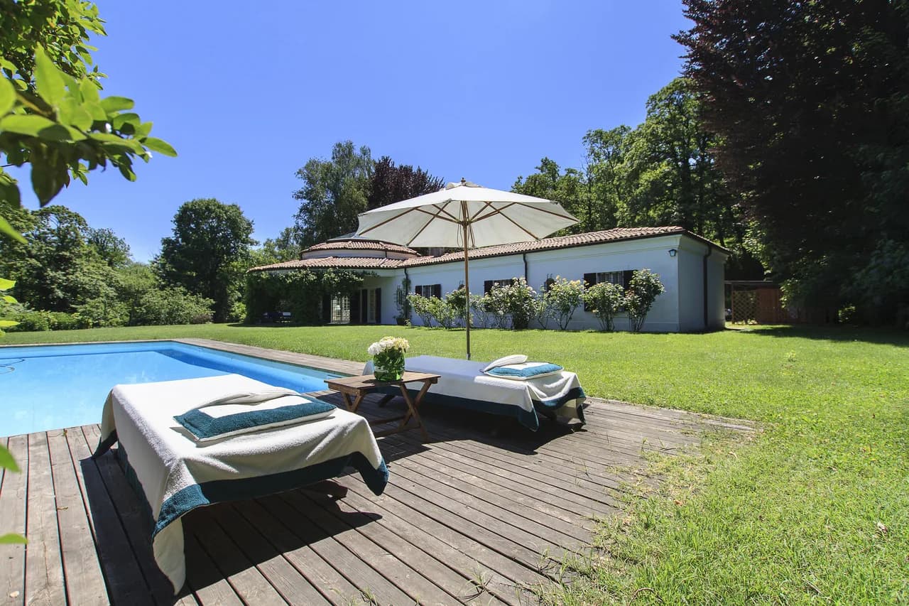 Stylish 6 BR Villa With Pool And Lake Views photo 2