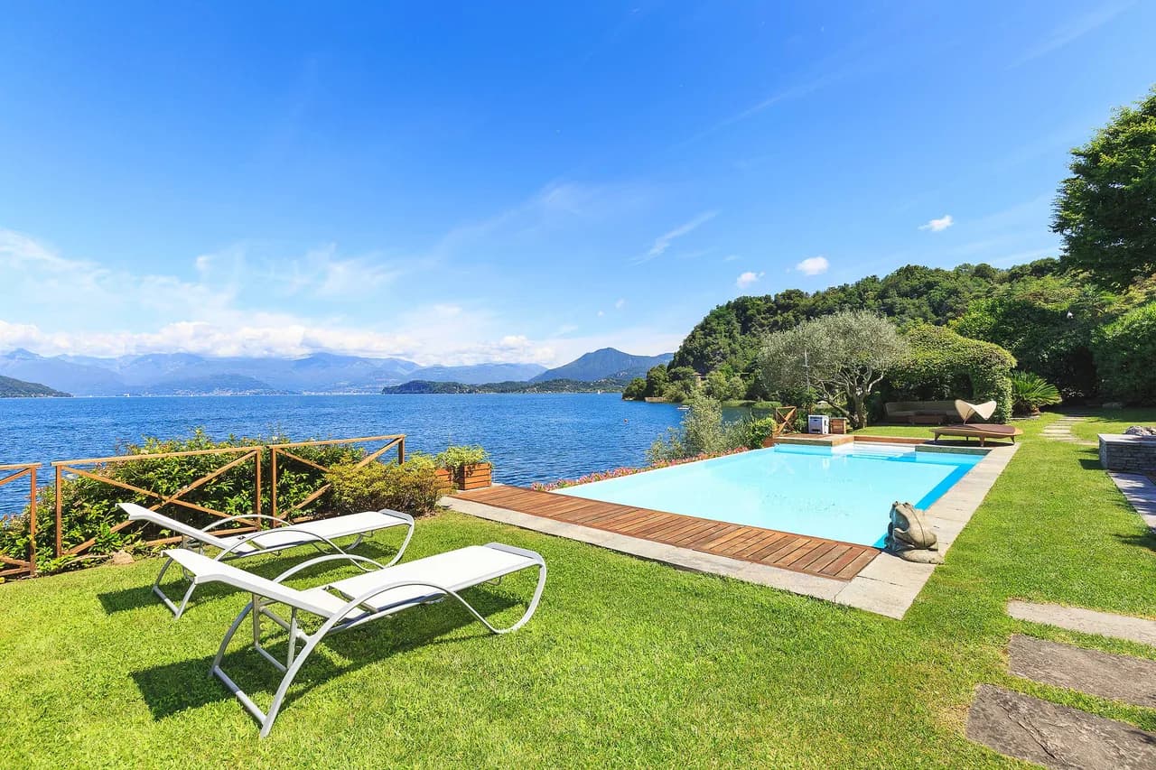 Stylish Villa With Pool And Lake Views
