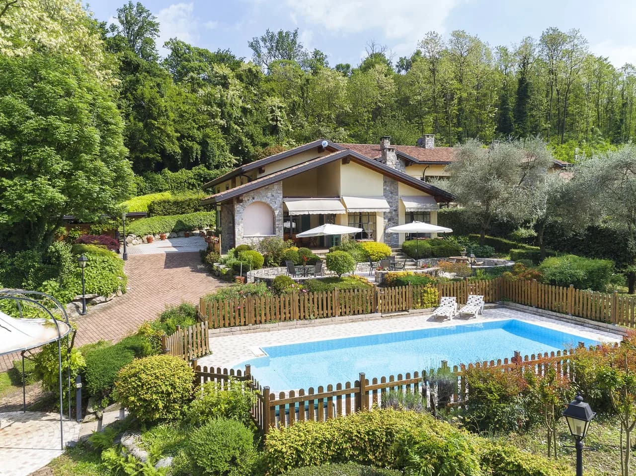 Amazing 5 BR Villa Surrounded By Lush Greenery