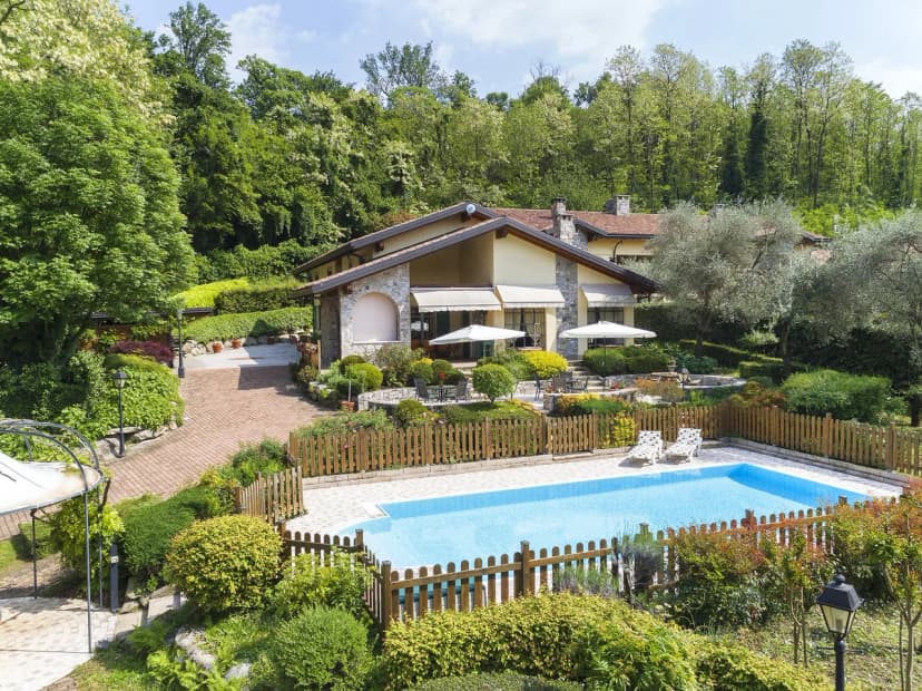 Amazing 5 BR Villa Surrounded By Lush Greenery